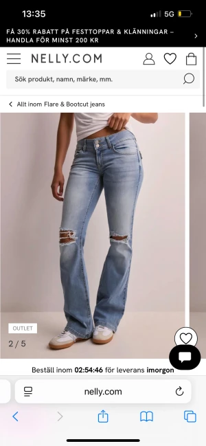 Bootcut jeans med slitningar, ljusblå - Bootcut jeans i ljusblå tvätt med snygga slitningar och hål vid knäna. Modellen har klassisk femficksdesign, normal passform och hög midja. Materialet är jeans med lätt stretch för skön känsla. Perfekt för dig som gillar en avslappnad och trendig look. Kan sänka pris