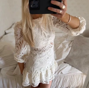 Studentklänning!! - Säljer denna super fina broderade studentklänningen💖💖💖