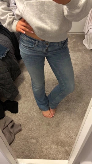 Jeans - Ljusblå low waist jeans ifrån märket Lee! Storlek: W26 L31.