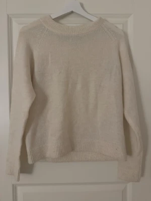 Stickad vit/begie tröja - Säljer en stickad tröja från vero moda i vit/begie färg. Den är använd ett fåtal gånger
