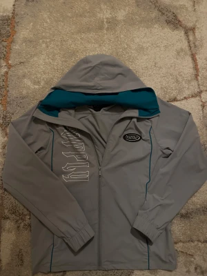 Supply and demand  - Säljer en supply and demand vind jacka, använd 1 månad men inga problem. Storlek S. Köpt från JD sport. Pris kan diskuteras vid snabbaffär.