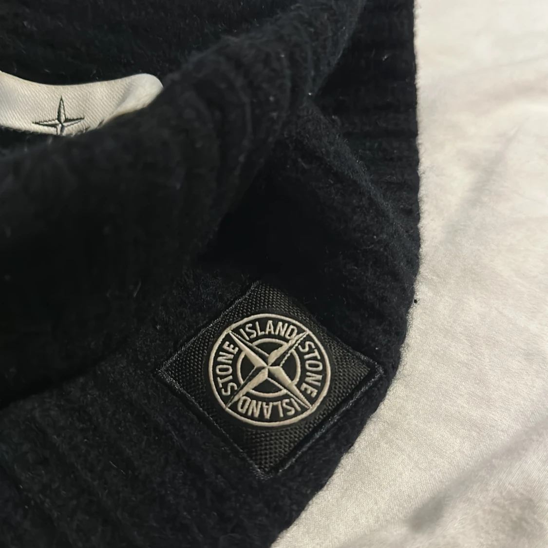 Svart mössa från Stone Island - 4