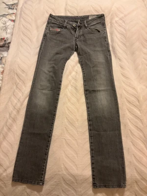 Low waist Diesel jeans  - säljer gråa low waist jeans från Diesel, modell clush med raka ben. Storlek 26/32, säljer för att dem inte passade mig, är i väldigt bra skick och har inga synliga defekter.
