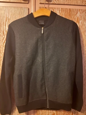 Svart cardigan från Bugatti - Svart cardigan från Bugatti ordpris: 1600kr, Aldrig använt då den inte passade mig.