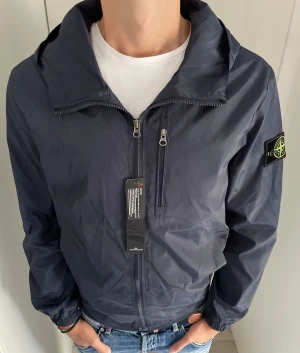 Stone island windbreaker - Sprillans ny Stone island windbreaker! Nyskick,storlek S/M! Vid minsta fundering kontakta oss ✔️
