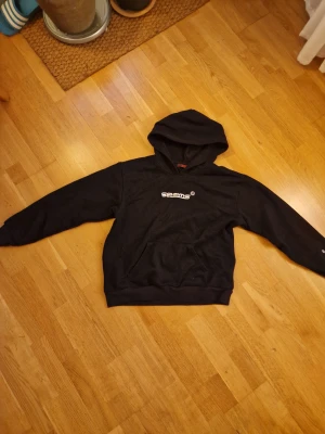 Seams hoodie - En fet hoodie fråns seams som är väldigt sälsynt. Köpt på en pop up store. Aldrig använd eftersom den var dör stor för mig när den köptes. Pris kan diskuteras🔥