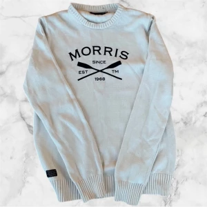 Stickad Morris Tröja - Vit stickad morris tröja med Crewneck. Storlek M men passar S också. Priset är inte slaget i sten.
