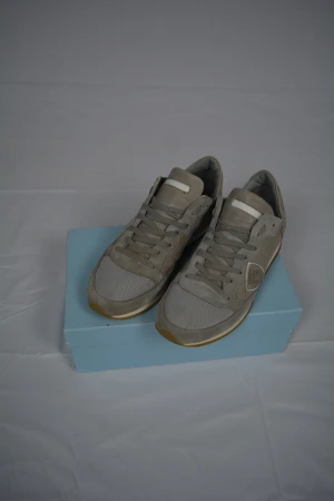 Philippe Model TRPZ - Riktigt feta philippe model skor i storlek 42/43 Skorna är knappt använda och är i toppskick! Box ingår även. Vid frågor eller funderingar är det bara att höra av sig!
