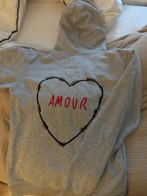 Grå hoddie  - Så snygg grå hoddie från Mira Paris. Väldigt bra skick och knappt använd.       NYPRIS: 1390.        STOLEK: passar alla från XS-M