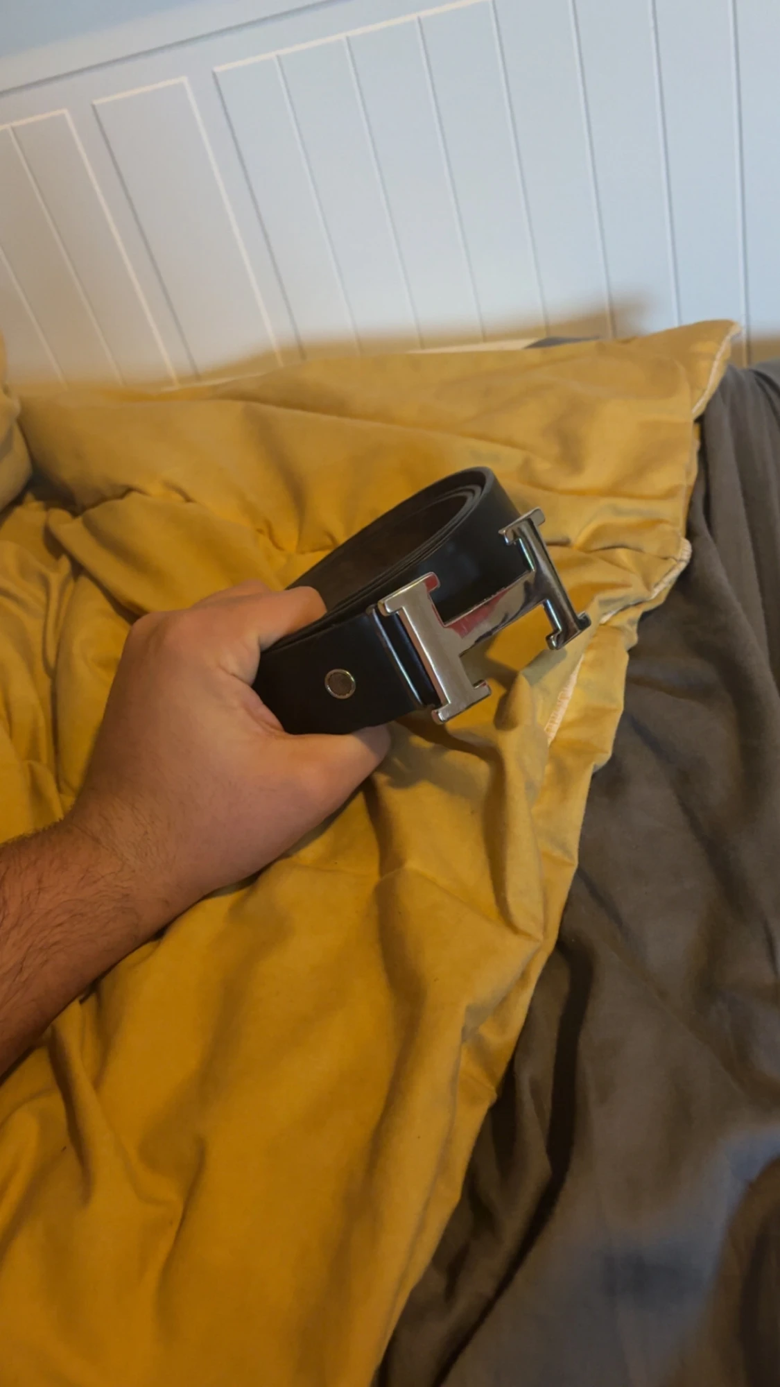 Svart läderbälte med H-spänne