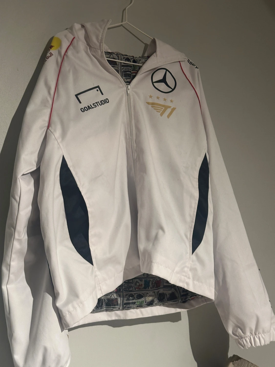 Vit vindjacka T1 x Mercedes Zeus - 1