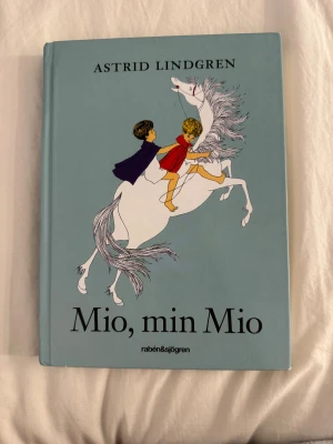 Mio, min Mio - En klassisk bok av Astrid Lindgren med ett magiskt omslag där två barn rider på en vit häst. Perfekt för dig som gillar äventyr och sagor med en fantasifull twist. Passar både unga och unga vuxna som vill drömma sig bort till en annan värld.