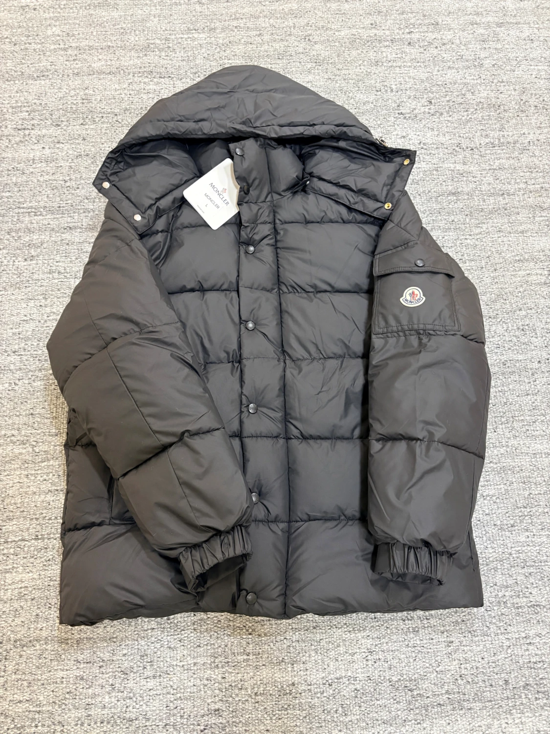 Svart Moncler pufferjacka med huva