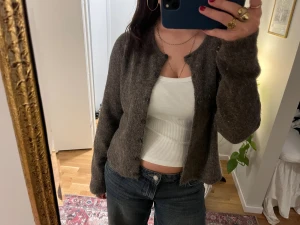 Brun kofta från Gina Tricot - Mysig brun kofta från Gina Tricot med rund hals och knappar framtill. 