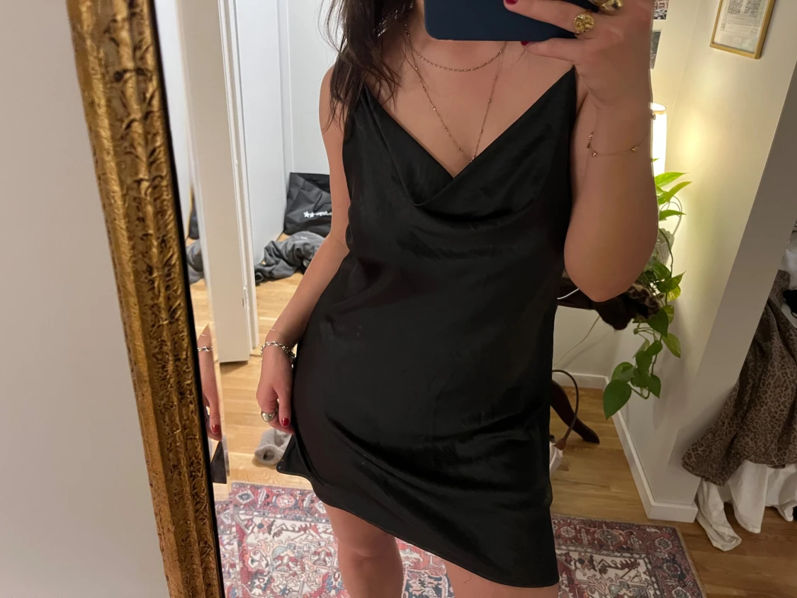 Svart satin klänning från ginatricot