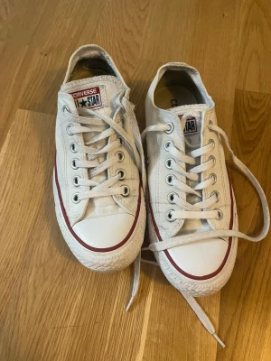 Vita Converse All Star sneakers - klassiska vita Converse All Star sneakers i bra skick. Storlek 37. 
