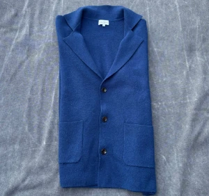 Blå kashmirkofta från Davida -  100% Kashmirkavaj från Davida – Storlek: L (passar även M) – Skick: 8/10 Nypris: ca 3500 kr – Vårt pris: 1000 kr DM för frågor eller prisförslag 