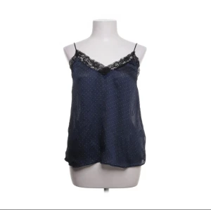 Mörkblå prickig topp från Zara - Säljer mörkblå linnetopp från Zara. Toppen har ett prickigt mönster. Passar personer med storlek xs/s, perfekt för sommar eller som en fest topp. Säljer då den inte kommer till användning. 