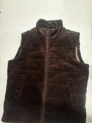 John Henric Väst Manchester - Säljer nu denna fina väst perfekt till vintern från John Henric Nypris är 1500kr, hör av dig vid frågor🙌.