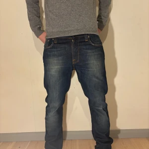 Nudie Jeans  - Säljer dessa fantastiska Nudie Jensen nu för ett super pris🏅. Det snygga marinblåa tyget tillsammans med de vita detaljer kommer göra dessa till fitt nya favorit par i garderoben❗️Nypris ligger på ca 1500kr men DU får dom för endast 499kr. Storlek: 33/32 , A=84cm B=102cm 📏. Skriv gärna om du har frågor!!