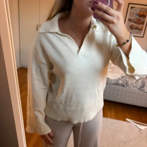 Vit stickadtröja  - Vit stickadtröja från Gina tricot🧸 lite noppig! Cremevit 