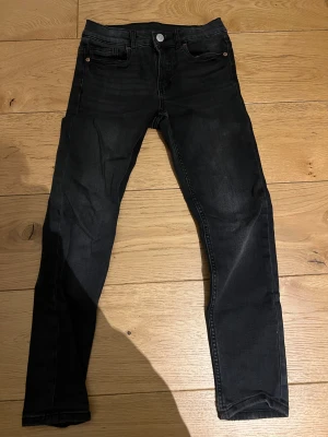 Svart Jeans - ZARA Svarta Jeans  Svarta jeans från Zara i storlek 140. Bra passform och i mycket fint skick – inga fläckar eller hål. Bekväma och hållbara.