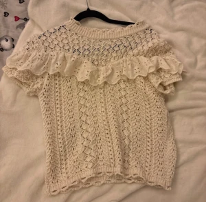 Blus ifrån Zara! - Bra skick, säljer då den inte kommer till användning. den är i storlek M men skulle säga att den är lite mindre i storleken så kanske xs-s