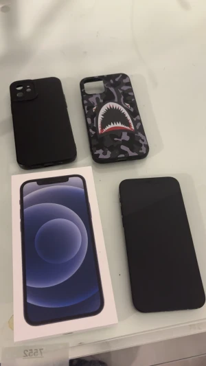 iPhone 12 - Hej, säljer min iPhone 12 i färgen Mörkblå. Den har inte använts mycket alls då jag har köpt en annan mobil. Mycket fräsch i sin skick, alltid haft skydd. Kan finnas Enstaka repor men mycket små och syns inte, skärm och baksida mycket bra skick.   - 64 GB. - Batterihälsa 88% (Mycket bra) - ingår 2 skal. - Box till mobilen medföljer.