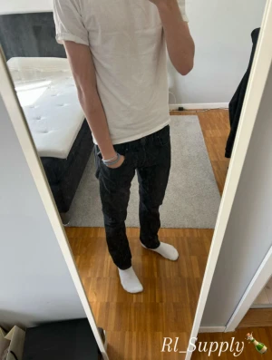 Replay - Säljer ett par svarta jeans från Replay i storlek 32/34. Modellen heter Grover (slim straight) och är lite bredare än anbass, sitter jättebra på mig som är 190cm 74kg, väldigt bra skick utan defekter, priset går att diskutera vid enkel och snabb affär✅