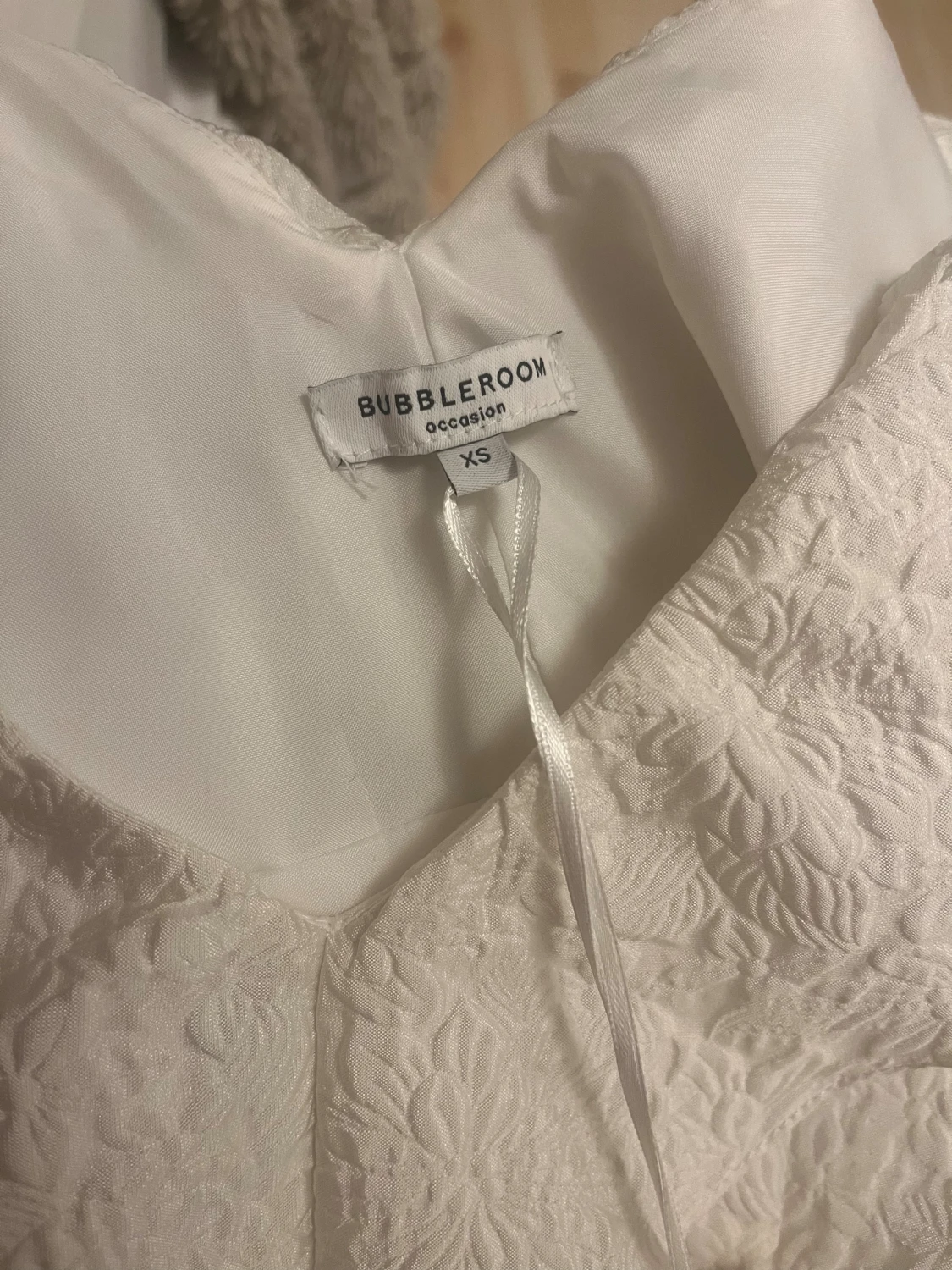 Vit kortklänning med volang från Bubbleroom - 1