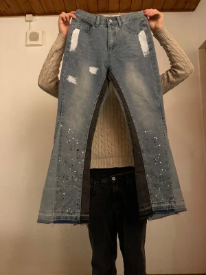 Blå flared jeans från Gallery Dept. - Snygga blå flared jeans från Gallery Dept. innerbenslängd: 75  Midjemått: 35                        Storlek:S