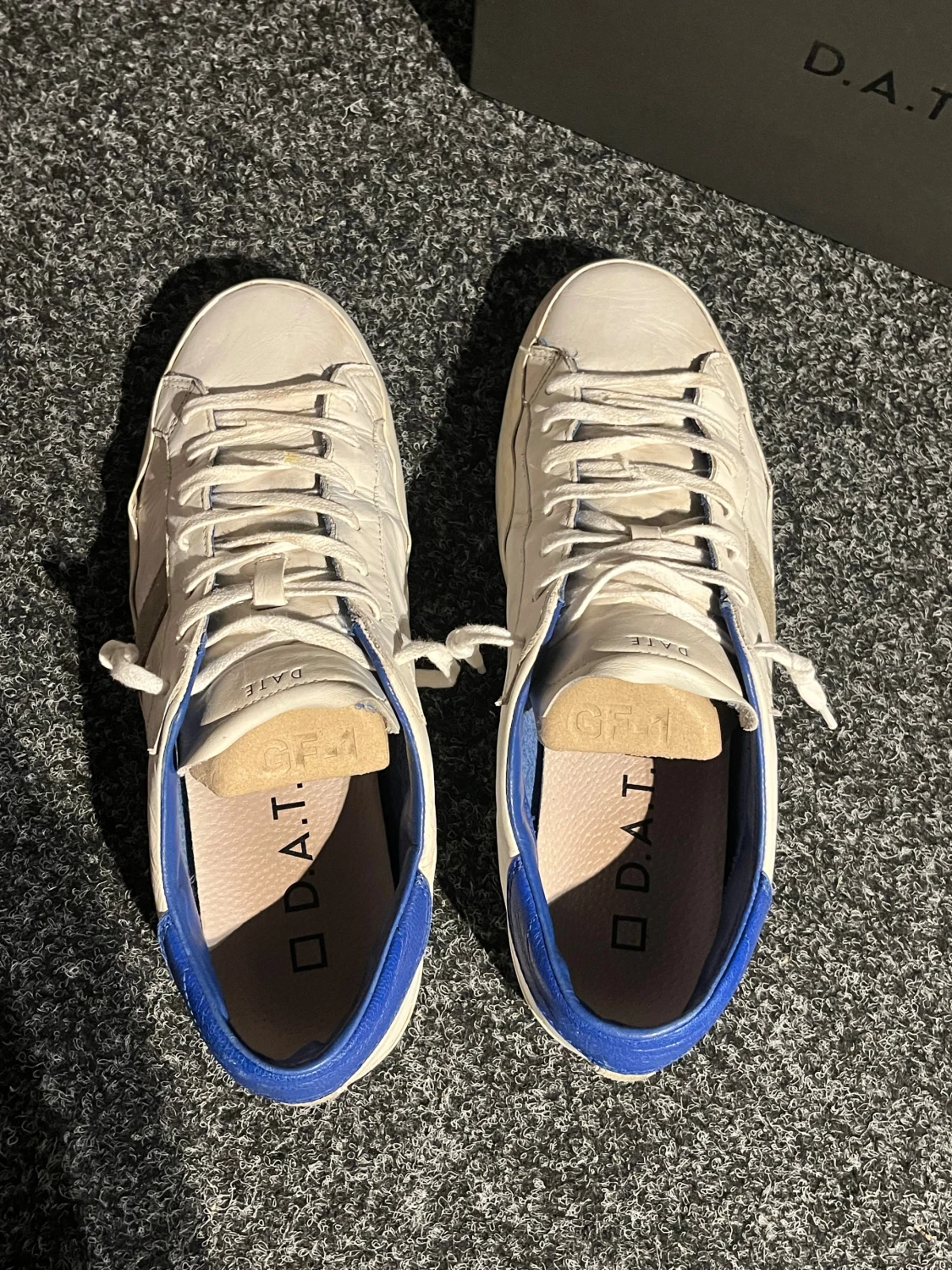 Vita sneakers från D.A.T.E. med blå detaljer - 2