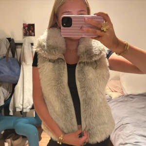 Beige pälsväst från Rock'n Blue - Säljer en fluffig och snygg beige pälsväst från Rock'n Blue, så mysig och aldrig använt❤️