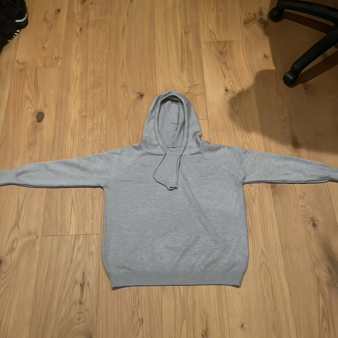 Ljusgrå hoodie med huva och snörning