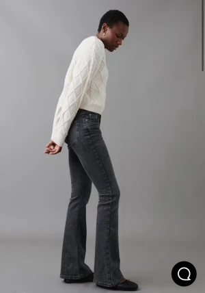 Supersnygga gråa bootcut jeans - Säljer dessa jeans från Gina i storlek 36💕 de är lite slitna längst ner men annars väldigt bra skick. Helt slutsålda på sidan i alla storlekar och nypris 499kr❤️pris kan diskuteras 