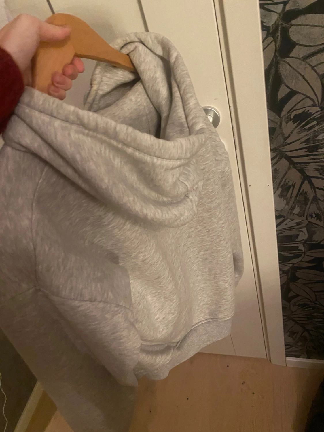 Ljusgrå basic hoodie med ficka - 1