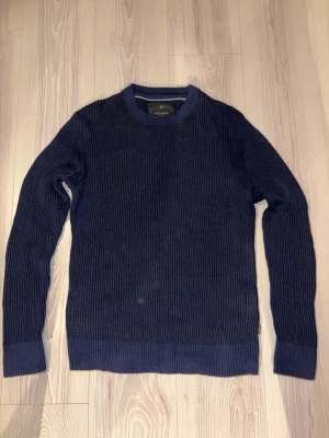Mörkblå stickad tröja Jack & Jones - Tröttnat på den och säljer vidare till nästa. Använd ett par gånger men i mycket bra skick.