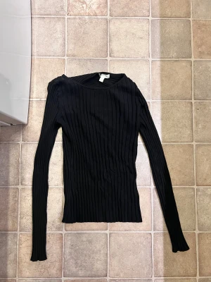 Long sleeve top - long sleeve top är designad för att andas, följa kroppens rörelser och hålla dig bekväm – oavsett om du tränar, jobbar eller är på språng. Lätt. Smidig. Alltid snygg.