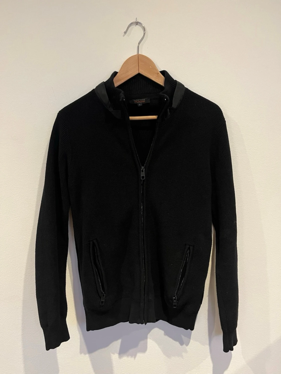 Svart stickad kofta från Indicode