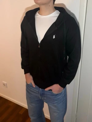 Ralph Lauren hoodie - Säljer en riktigt fet Ralph Lauren zip hoodie. Otroligt fräsch i skicket och är en storlek L men sitter som en M som modellen vanligtvis bär. Hör av er vid frågor