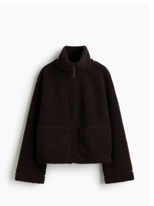 Mörkbrun teddyjacka med dragkedja - Mysig mörkbrun teddyjacka med hög krage och två stora fickor framtill. Jackan har en rak passform och stängs med dragkedja. Perfekt för kyliga dagar när du vill vara både varm och stilren.