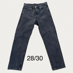 Svarta jeans i 28/30. Dr Denim  - • Svarta jeans från Dr. Denim.  • Modell: Dash Night Black i 28/30.  • Jeansen har raka ben och normal passform med en snygg tvättad finish vilket ger den lite gråare looken.