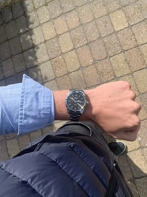 Silverfärgad svart klocka x Doventi  - 🌟 Doventi - Helt ny och oanvänd klocka i toppskick! 🌟 🎁 Levereras komplett med originalbox. ✨ Perfekt skick, garanterat utan defekter. ⚙️ Enkel justering för optimal passform. 🚀 Snabb leverans samma dag – direkt till dig!