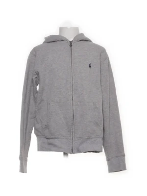 Ralph lauren hoddie - Tja säljer nu min Ralph lauren hoddie då den har blivit för liten för mig. De är storlek M.och bra skick. Den är äkta. Kan skicka bättre bilder👍🏻