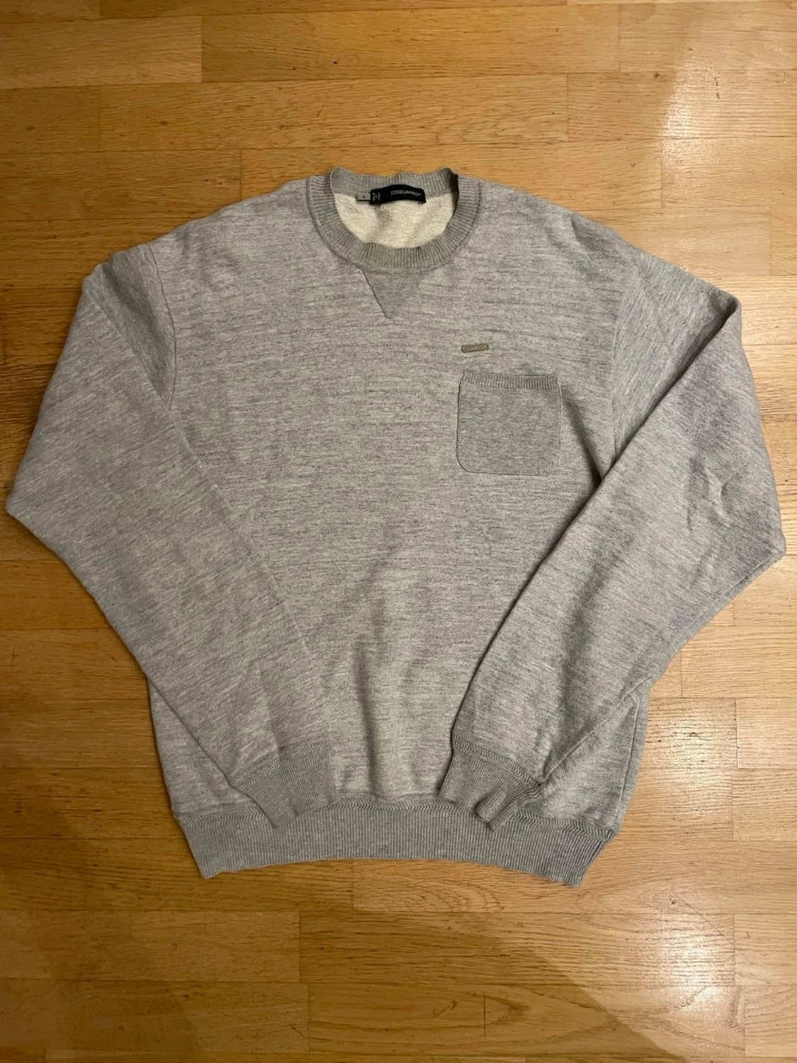 Grå stickad tröja från Dsquared2