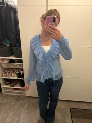 Blå Blus - Blå Blus från zara, väldigt fin färg speciellt till våren sommaren, då den är väldigt luftig och skön. passar väldigt bra i strl. brukar ha M i zara kläder men s passa perfekt