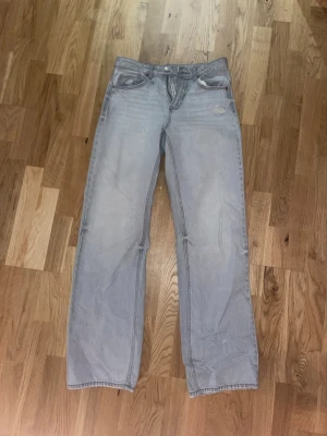 Ljusgrå raka jeans från Stradivarius - Säljer ett par ljusgrå, tvättade jeans från Stradivarius i storlek 38 tall. Endast använt 2 gånger