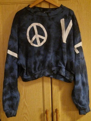 Croppad hoodie - Såå snygg kortare hoodie I en blå batikfärg. Från H&M Divided I stl M. Mycket fint skick. Kolla gärna in mina andra annonser! 