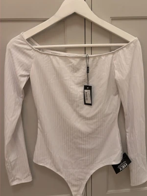 Vit offshoulder body från Nelly - Vit off shoulder body från Nelly! 
