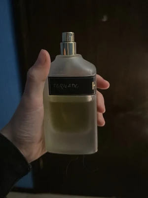 Tornado parfym- denna är svår att få tag i!  - En stilren parfym med modern känsla. Perfekt för dig som vill sticka ut och ge ett fräscht intryck. Flaskan har en enkel design som passar i väskan eller på hyllan. Den luktar MYCKET och I flera dagar när du sätter den på dig! Bokstavligen frågar alla vart min doft kom ifrån av denna. Därav är den använd halva!! Men nu är de dags för mig att testa ny signatur doft! 